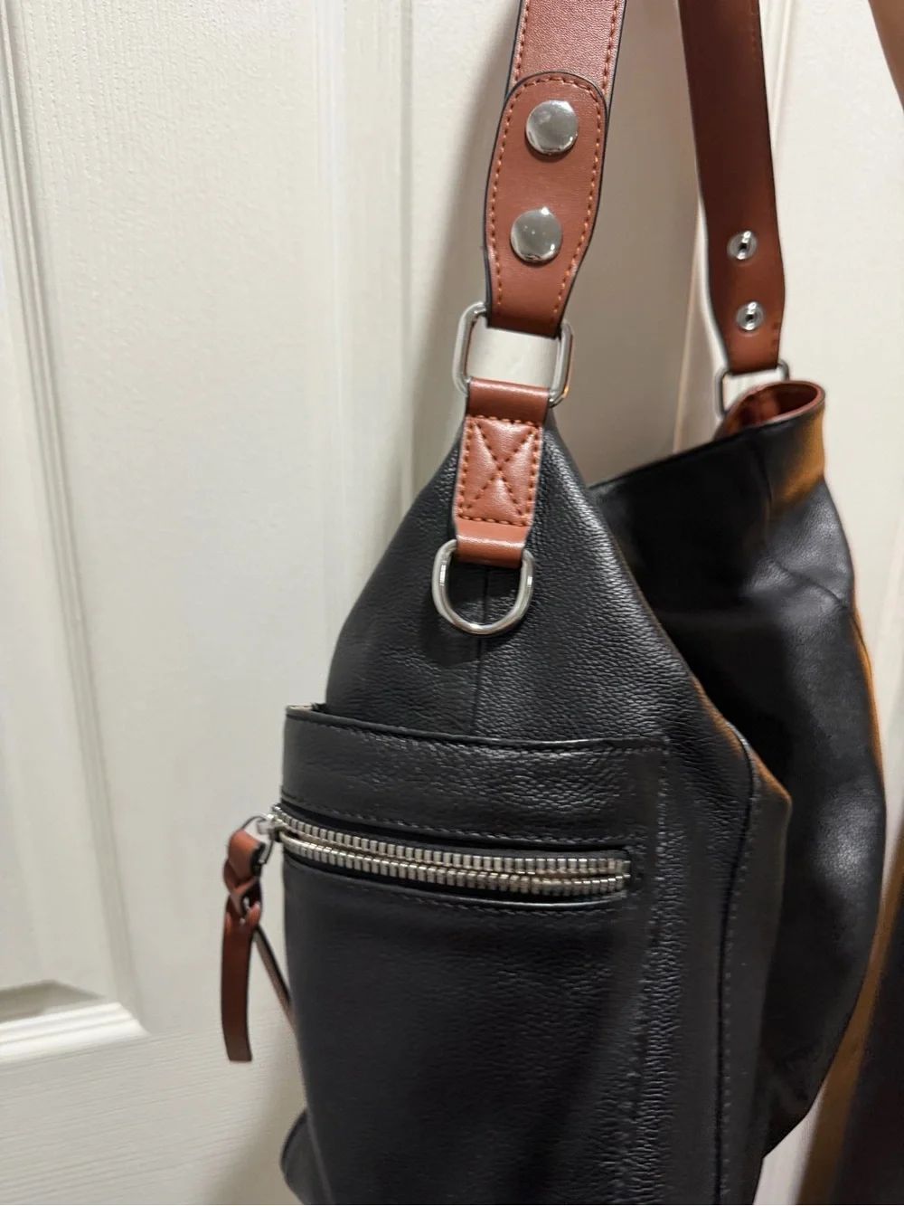 Sleek Black Leather Shoulder Bag with Brown Strap